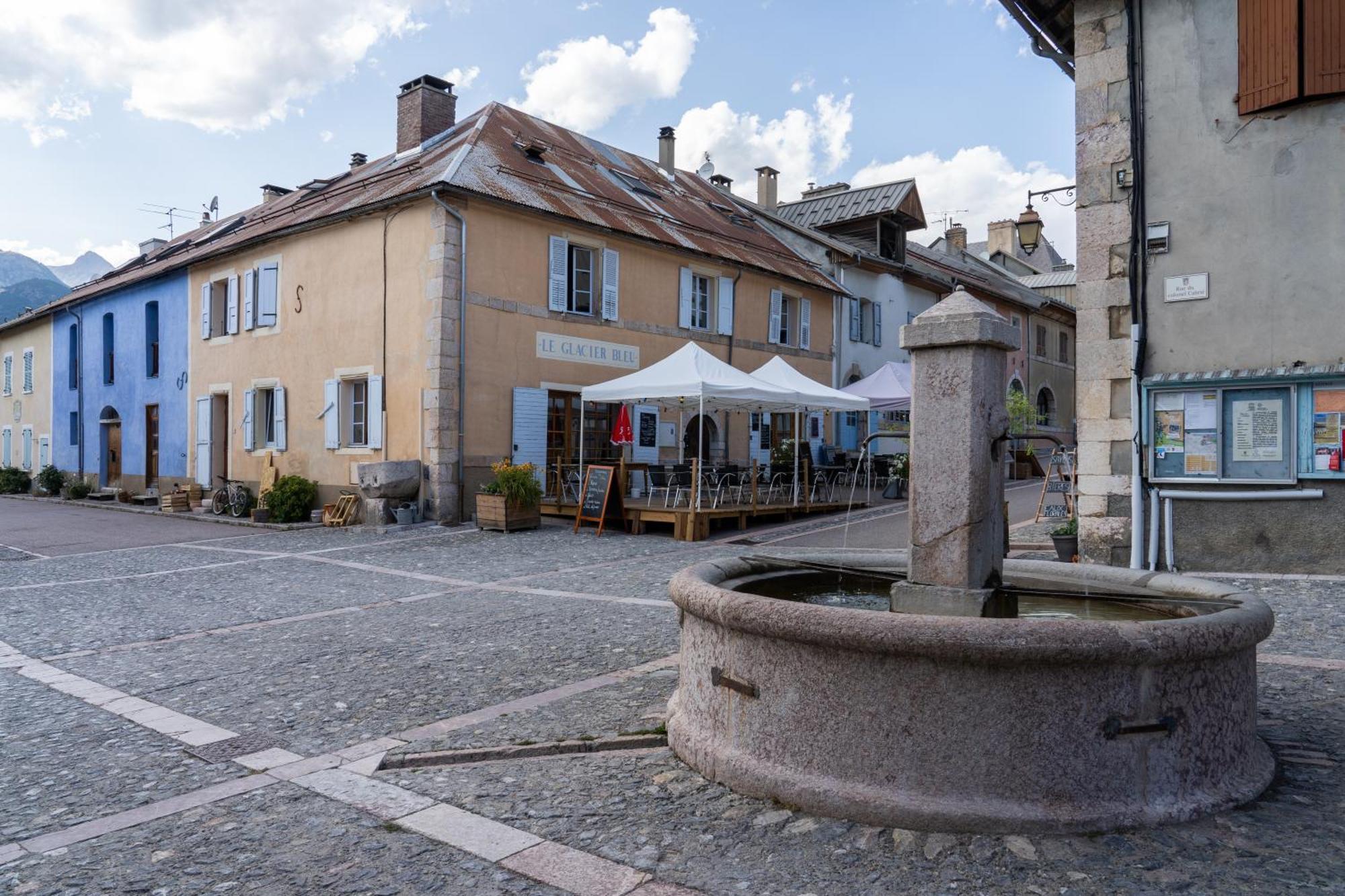 Auberge Le Glacier Bleu Mont-Dauphin Exterior foto